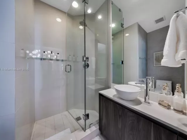 3-bedroom condo for rent in Miami - 480 NE 31st St 2807 - MondialRealty