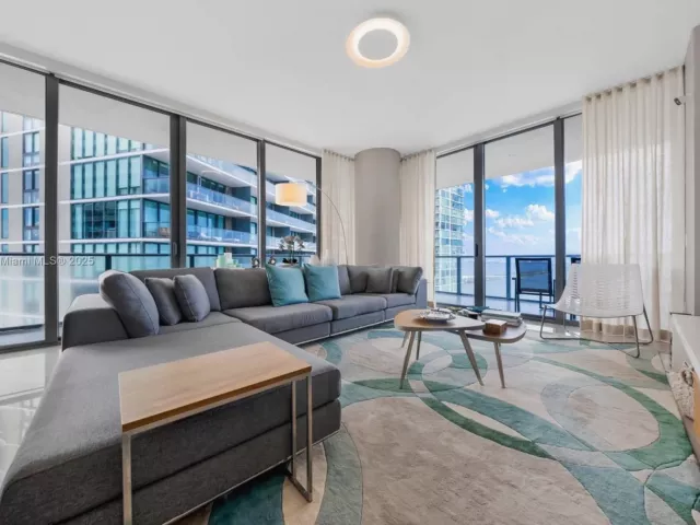 3-bedroom condo for rent in Miami - 480 NE 31st St 2807 - MondialRealty