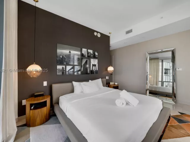 3-bedroom condo for rent in Miami - 480 NE 31st St 2807 - MondialRealty