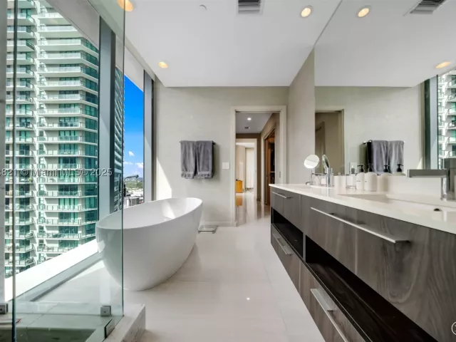 3-bedroom condo for rent in Miami - 480 NE 31st St 2807 - MondialRealty