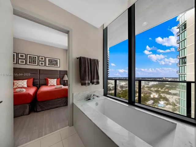 3-bedroom condo for rent in Miami - 480 NE 31st St 2807 - MondialRealty