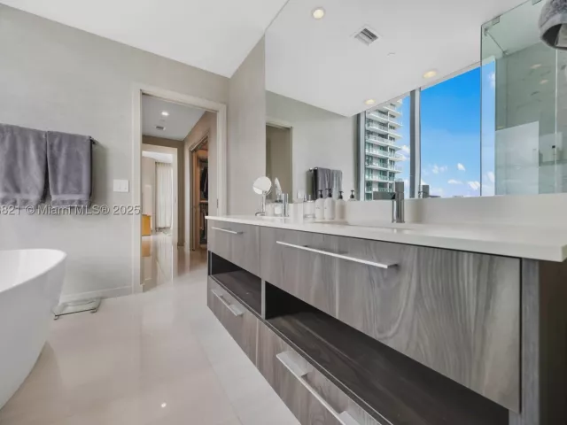 3-bedroom condo for rent in Miami - 480 NE 31st St 2807 - MondialRealty