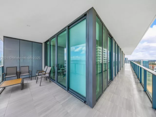 3-bedroom condo for rent in Miami - 480 NE 31st St 2807 - MondialRealty