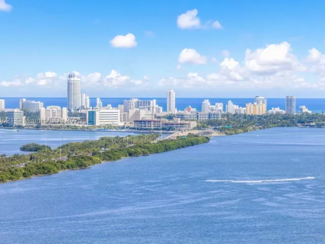 3-bedroom condo for rent in Miami - 480 NE 31st St 2807 - MondialRealty