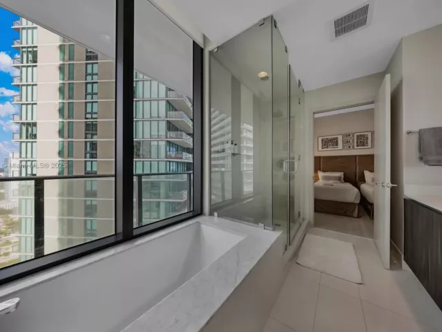 3-bedroom condo for rent in Miami - 480 NE 31st St 2807 - MondialRealty