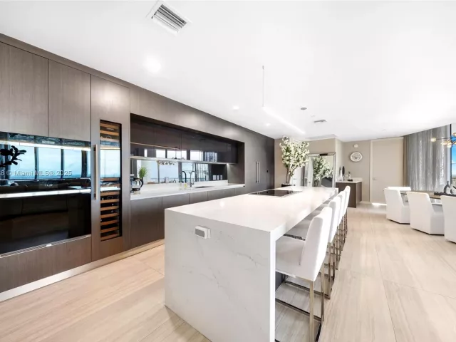 5-bedroom condo for sale in Miami - 851 NE 1st Ave 5312 - MondialRealty