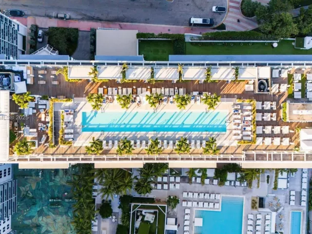 2-bedroom condo for sale in Miami Beach - 2301 Collins Ave 1634 - MondialRealty