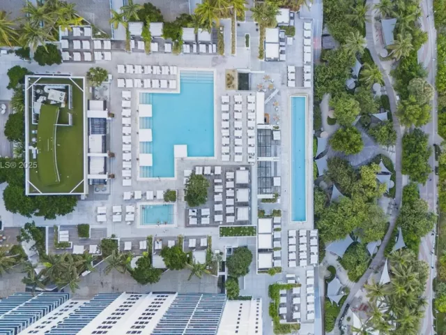 2-bedroom condo for sale in Miami Beach - 2301 Collins Ave 1634 - MondialRealty