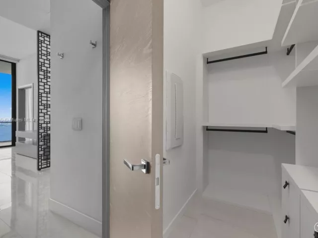 3-bedroom condo for rent in Miami - 480 NE 31st St PH5002 - MondialRealty