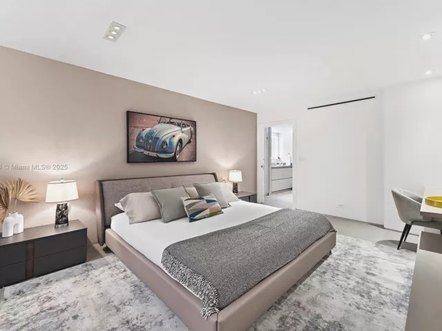 2-bedroom condo for sale in Miami Beach - 2301 Collins Ave 1004 - MondialRealty