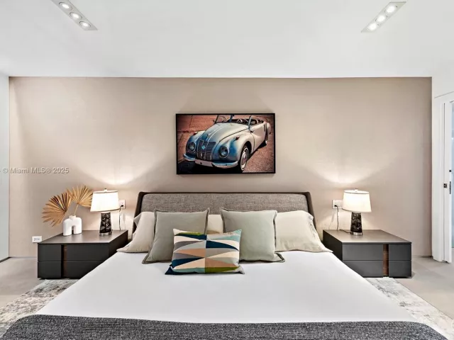 2-bedroom condo for sale in Miami Beach - 2301 Collins Ave 1004 - MondialRealty