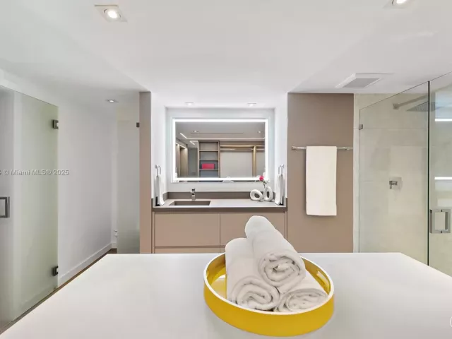 2-bedroom condo for sale in Miami Beach - 2301 Collins Ave 1004 - MondialRealty