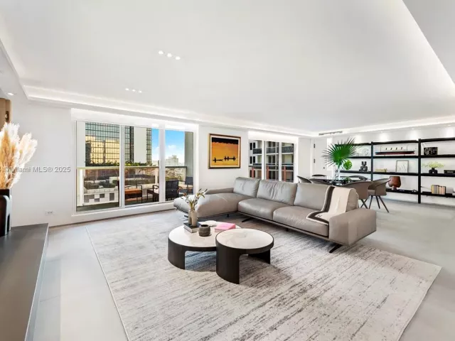 2-bedroom condo for sale in Miami Beach - 2301 Collins Ave 1004 - MondialRealty