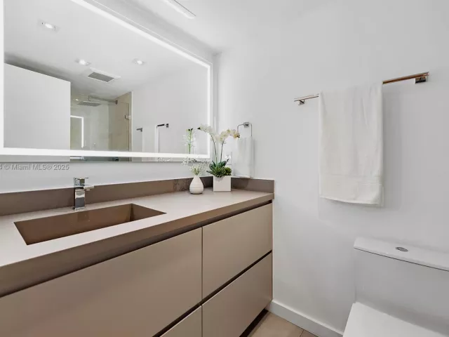 2-bedroom condo for sale in Miami Beach - 2301 Collins Ave 1004 - MondialRealty