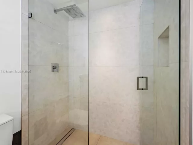 2-bedroom condo for sale in Miami Beach - 2301 Collins Ave 1004 - MondialRealty