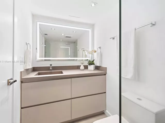 2-bedroom condo for sale in Miami Beach - 2301 Collins Ave 1004 - MondialRealty