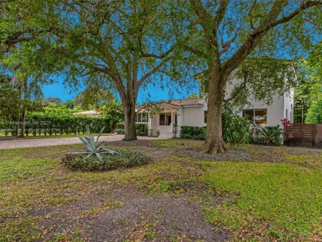 4-bedroom home for sale in Biscayne Park - 971 NE 116th St - MondialRealty