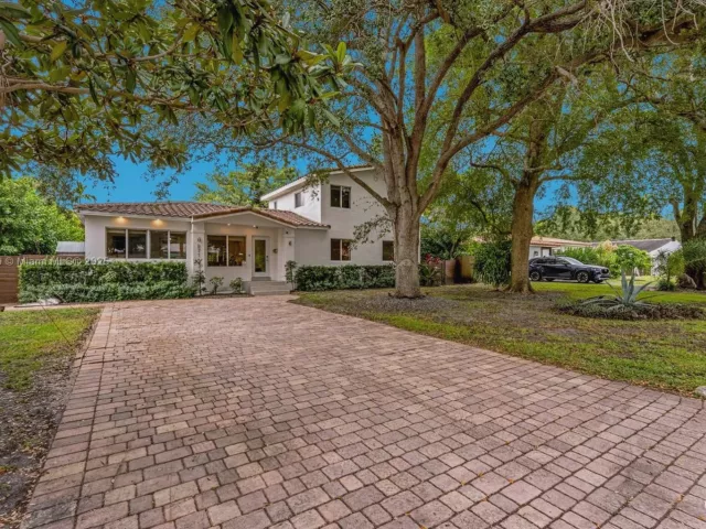 4-bedroom home for sale in Biscayne Park - 971 NE 116th St - MondialRealty