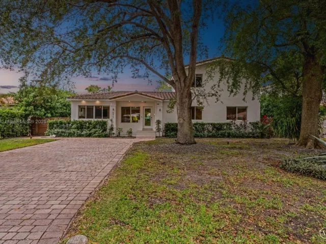 4-bedroom home for sale in Biscayne Park - 971 NE 116th St - MondialRealty