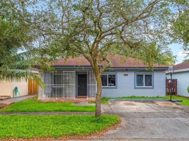 3-bedroom home for sale in Homestead - 211 SW 15th Ter - MondialRealty
