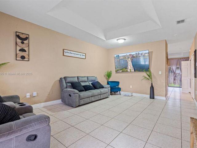 3-bedroom home for sale in Homestead - 211 SW 15th Ter - MondialRealty