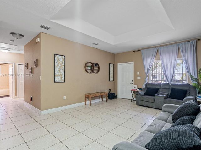 3-bedroom home for sale in Homestead - 211 SW 15th Ter - MondialRealty