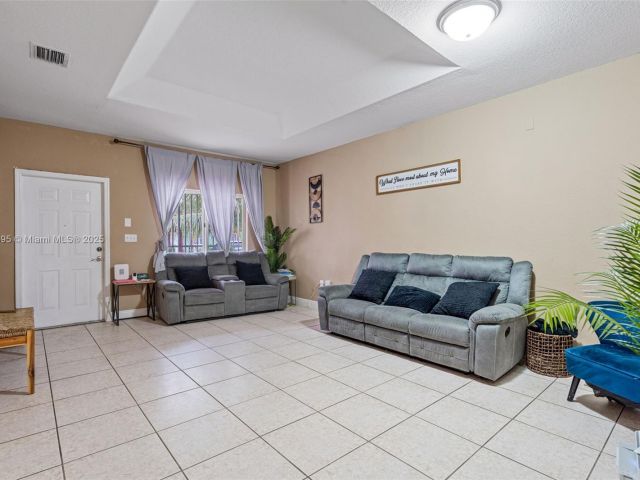 3-bedroom home for sale in Homestead - 211 SW 15th Ter - MondialRealty