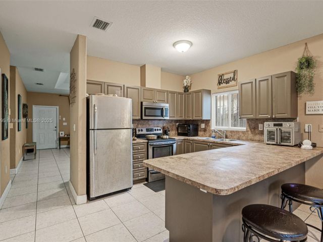 3-bedroom home for sale in Homestead - 211 SW 15th Ter - MondialRealty