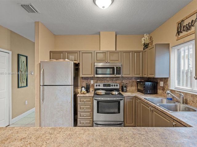 3-bedroom home for sale in Homestead - 211 SW 15th Ter - MondialRealty