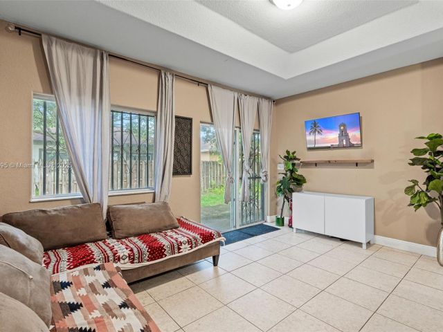 3-bedroom home for sale in Homestead - 211 SW 15th Ter - MondialRealty