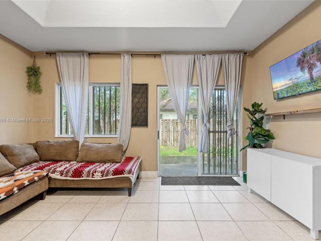 3-bedroom home for sale in Homestead - 211 SW 15th Ter - MondialRealty