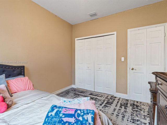 3-bedroom home for sale in Homestead - 211 SW 15th Ter - MondialRealty