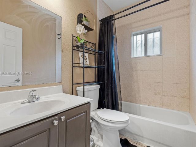 3-bedroom home for sale in Homestead - 211 SW 15th Ter - MondialRealty