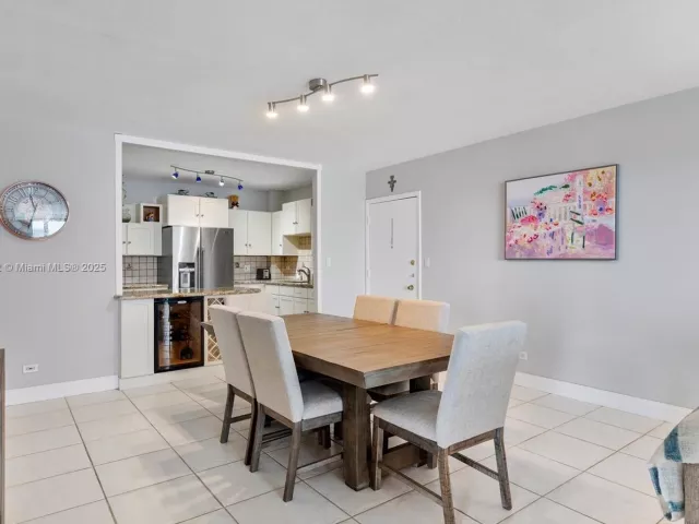 2-bedroom condo for sale in Miami Beach - 5005 Collins Ave 708 - MondialRealty