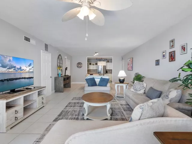 2-bedroom condo for sale in Miami Beach - 5005 Collins Ave 708 - MondialRealty