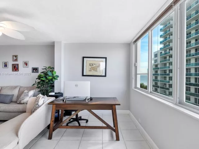 2-bedroom condo for sale in Miami Beach - 5005 Collins Ave 708 - MondialRealty