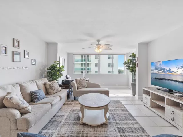 2-bedroom condo for sale in Miami Beach - 5005 Collins Ave 708 - MondialRealty