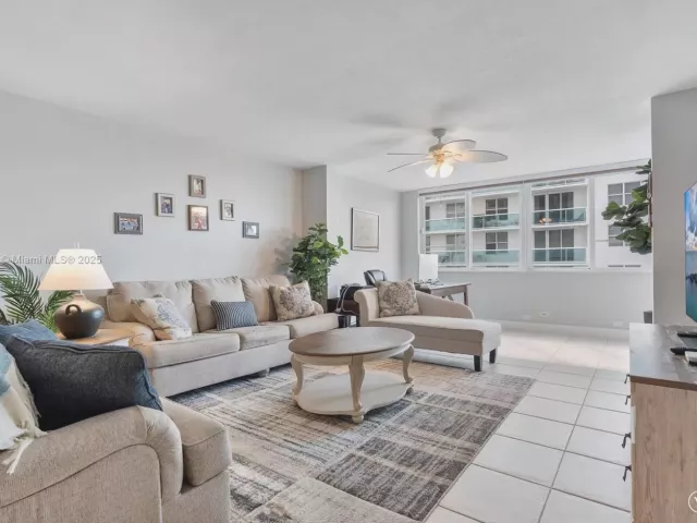 2-bedroom condo for sale in Miami Beach - 5005 Collins Ave 708 - MondialRealty