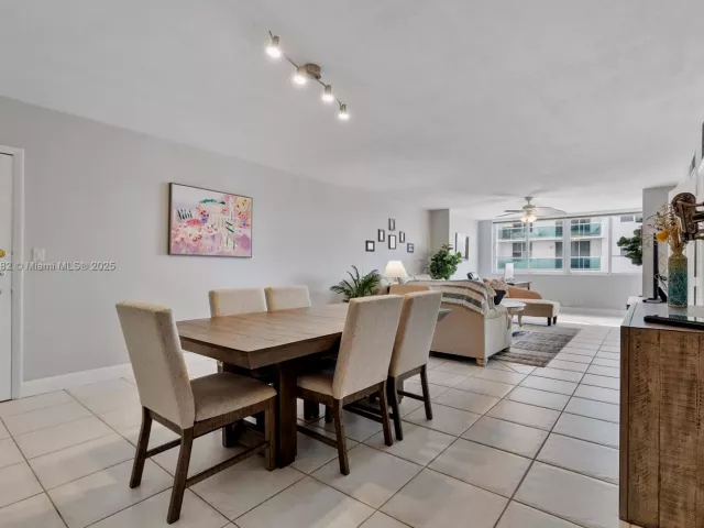 2-bedroom condo for sale in Miami Beach - 5005 Collins Ave 708 - MondialRealty