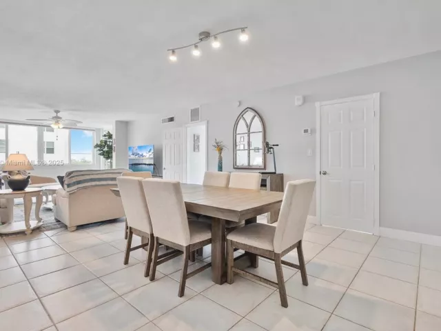 2-bedroom condo for sale in Miami Beach - 5005 Collins Ave 708 - MondialRealty