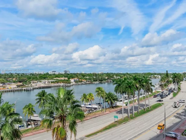 2-bedroom condo for sale in Miami Beach - 5005 Collins Ave 708 - MondialRealty