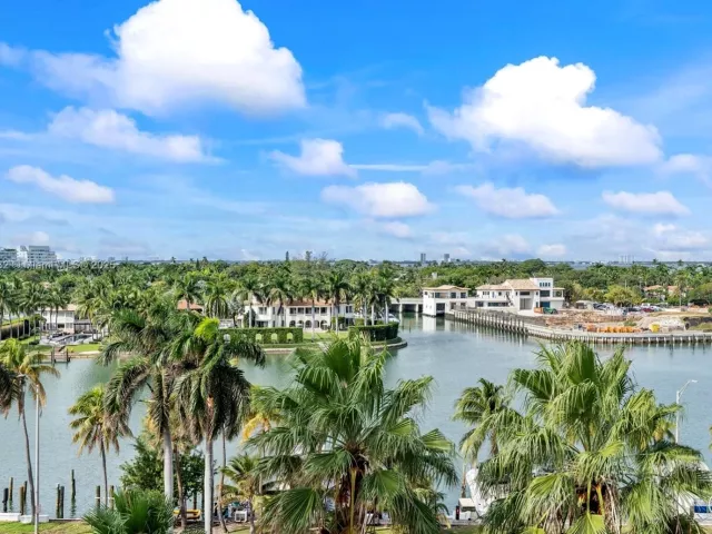 2-bedroom condo for sale in Miami Beach - 5005 Collins Ave 708 - MondialRealty