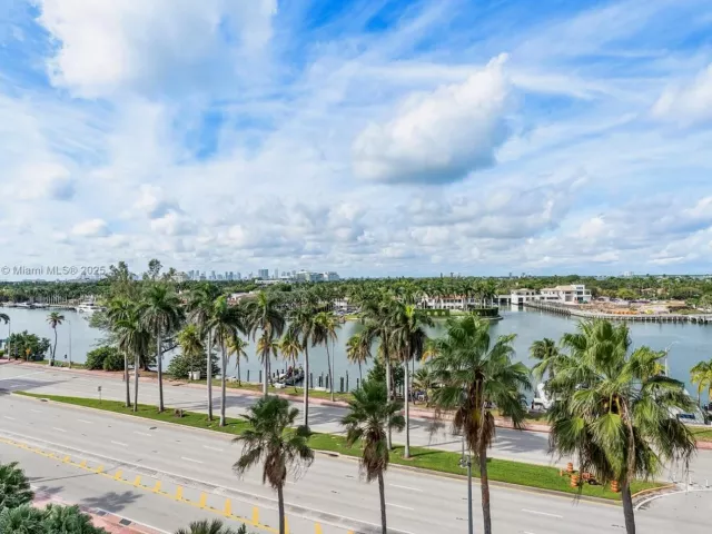 2-bedroom condo for sale in Miami Beach - 5005 Collins Ave 708 - MondialRealty