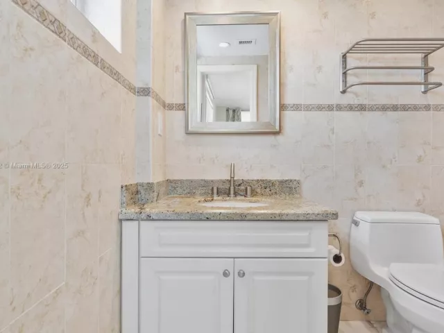 2-bedroom condo for sale in Miami Beach - 5005 Collins Ave 708 - MondialRealty