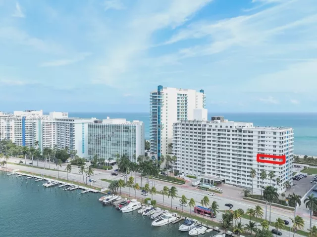 2-bedroom condo for sale in Miami Beach - 5005 Collins Ave 708 - MondialRealty