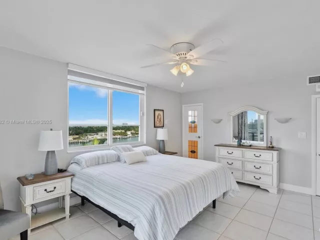 2-bedroom condo for sale in Miami Beach - 5005 Collins Ave 708 - MondialRealty