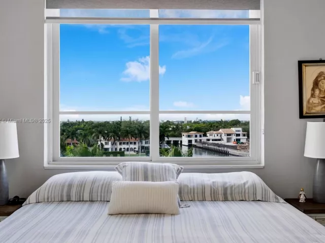 2-bedroom condo for sale in Miami Beach - 5005 Collins Ave 708 - MondialRealty
