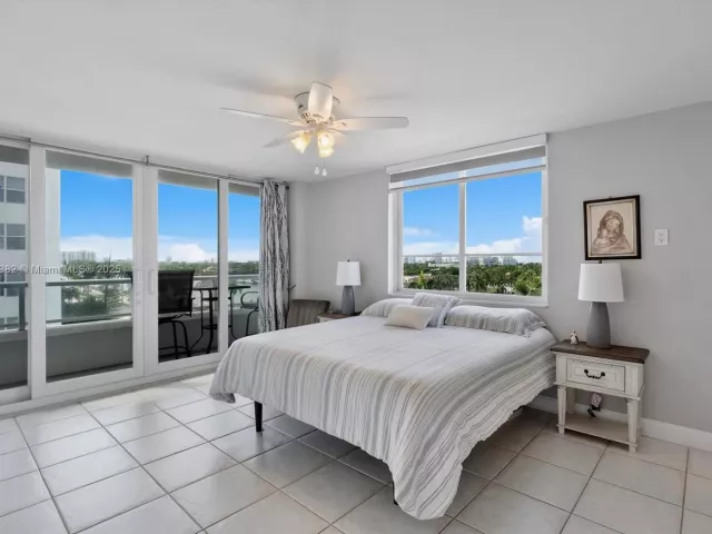 2-bedroom condo for sale in Miami Beach - 5005 Collins Ave 708 - MondialRealty
