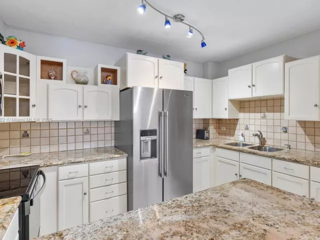 2-bedroom condo for sale in Miami Beach - 5005 Collins Ave 708 - MondialRealty