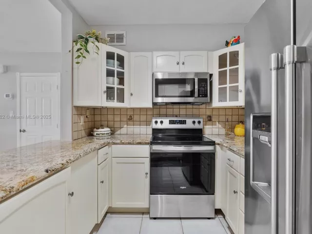 2-bedroom condo for sale in Miami Beach - 5005 Collins Ave 708 - MondialRealty